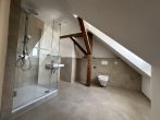 Erstbezug! 3-Zimmer-Wohnung in neu ausgebautem Spitzboden - mit EBK, Loggia und Klimaanlage - Bad