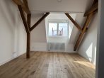 Erstbezug! 3-Zimmer-Wohnung in neu ausgebautem Spitzboden - mit EBK, Loggia und Klimaanlage - Wohn-/ Esszimmer